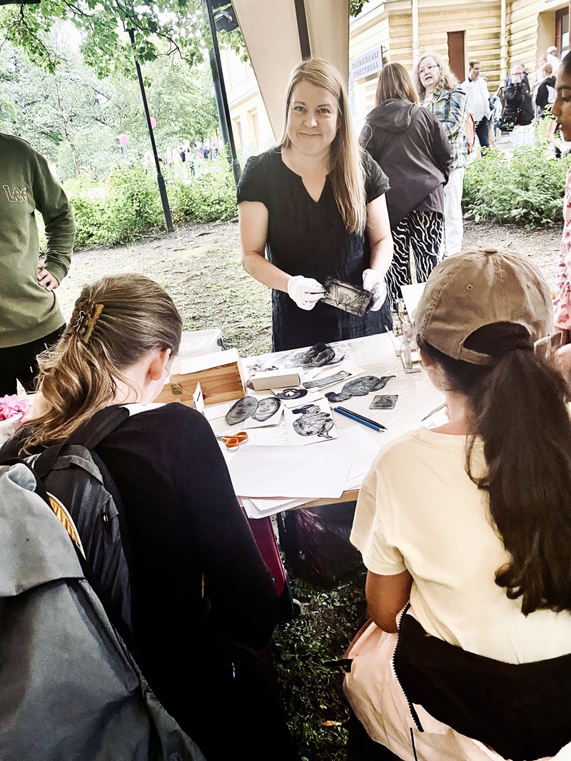 Eeva Huotari ohjaa grafiikan tekemistä. Työpaja on mainio tapa päästä kokeilemaan tekniikkaa. Kuva Huotarin kokoelmista.