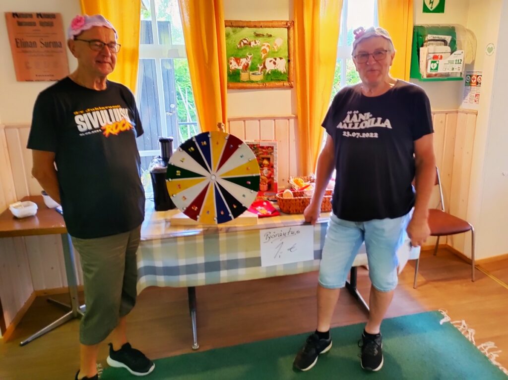 Kari Viita-aho (vas.) ja Asko Ylikoski Kortesjärven nuorisoseurasta pitivät Onnenpyörä- pistettä. Onnekkaille oli tarjolla erilaisia palkintona ja numerolla yksi sai osallistua arvontaan, jossa pääpalkintona oli mehulinko.