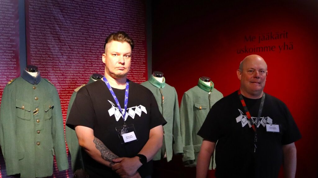 Kesäoppaat Juho Kujanen (vas.) ja Lasse Pippola kertovat saaneensa yleisöltä paljon positiivista palautetta kesän aikana. 