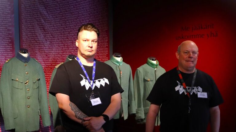 Kesäoppaat Juho Kujanen (vas.) ja Lasse Pippola kertovat saaneensa yleisöltä paljon positiivista palautetta kesän aikana. 