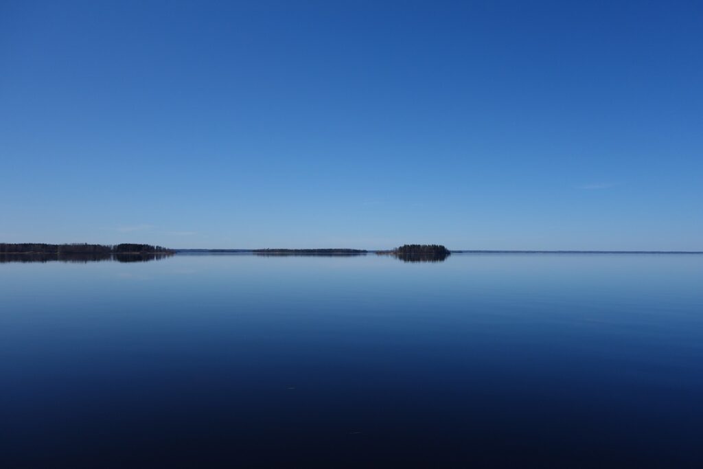 Joskus järvi on taivaansininen.