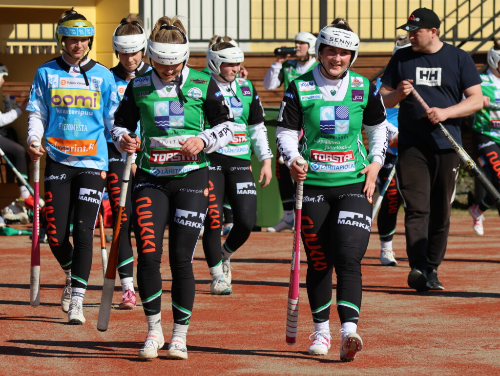 Kakkospelinjohtaja Jussi Jänkä johdattelee joukkuettaan kohti viimeistä sisävuoroa. Pelaajat kuvassa: vas Saaga Rautionaho, Jenna Rajala, Emma Mustonen, Saana Lahti ja Jemina Mäkinen.