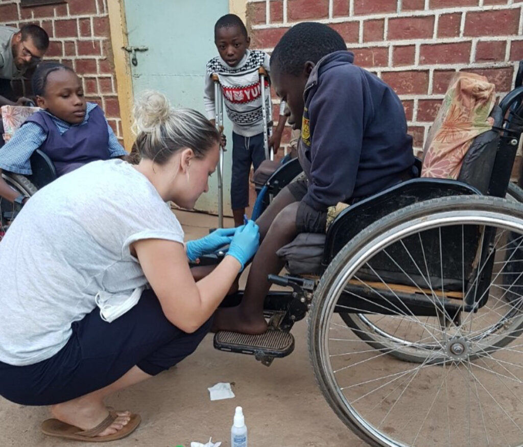 Haavanhoitoa alkeellisissa olosuhteissa vapaaehtoistyössä Keniassa.