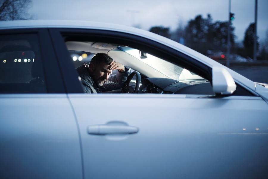 Heikentynyt ajokunto näkyy kesäisin erityisesti väsymysonnettomuuksissa. Arvioiden mukaan väsymys vaikuttaa jopa joka viidennen kuolonkolarin taustalla Suomessa. Kuva: Nina Mönkkönen / Liikenneturva.