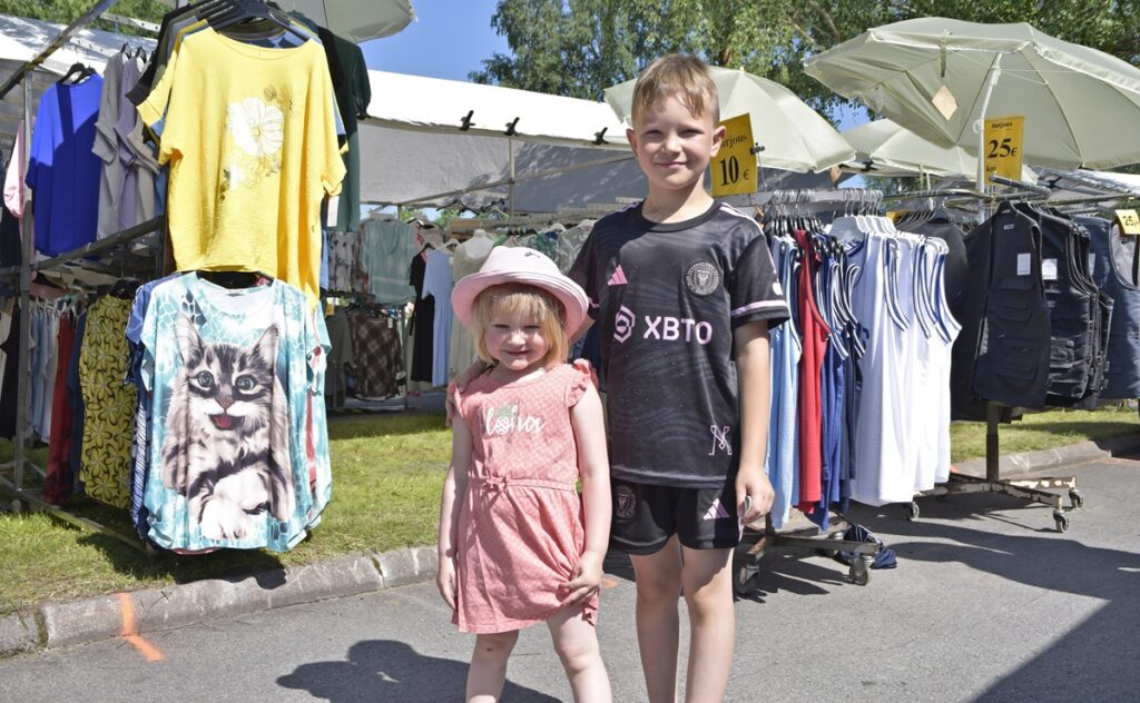 Gaia-Ainolla ja Rego-Akselilla oli kiire Pokémon-korttiostoksille ja pomppulinnaan. –Ei haittaa kuumuus.