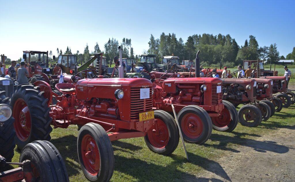 Kuva 10 vanhat traktorit