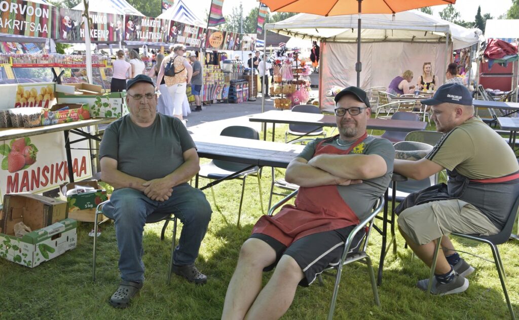 –Tämä on kohtaamispaikka, tänne on ilo tulla, toteavat Olavi Hunnakko (vas.), Marko Lindholm ja Atte Lindholm lauantaipäivän päätteeksi.