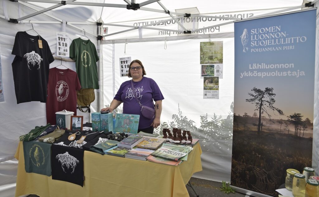 Suomen luonnonsuojeluliiton Pohjanmaan piiri oli esittäytymässä. Keskustelua herätti kestävä kehitys vastaan pikamuoti. –Meillä on pienenä pisteenä tarjolla kestävää muotia. Pyritään herättämään keskustelua voisiko täälläkin myynnissä olevat tuotteet olla kestävämpiä, paikallisia, pohtii Heli Hämäläinen.