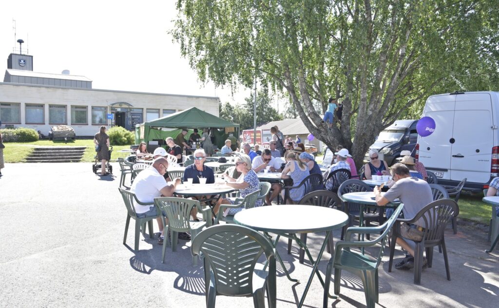 Markkinoiden klassikko, Lappajärven Reserviläisten hernekeitto maistui kävijöille.