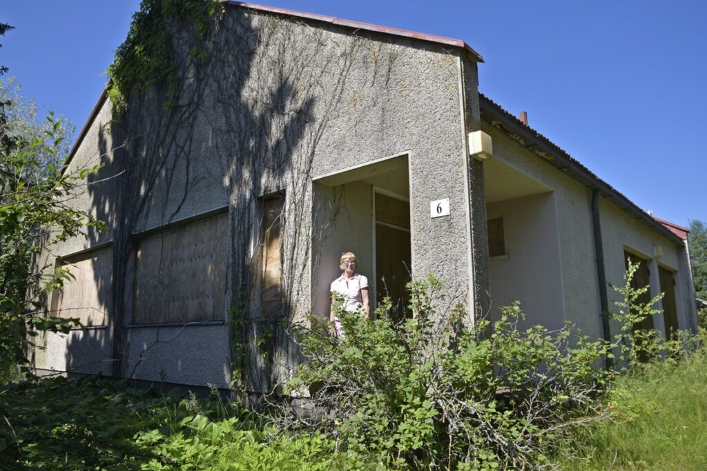 Lappajärven seurakunnan pitkäaikainen kanslisti Irma Siirtola vanhan työpaikkansa edustalla. 