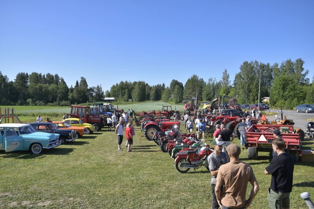Erilaiset vanhat ja vähän uudemmat moottoriajoneuvot kiinnostivat markkinaväkeä.