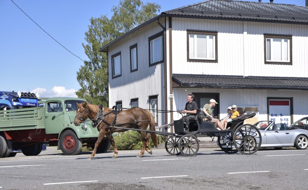 Kuva 2 hevoskärryt