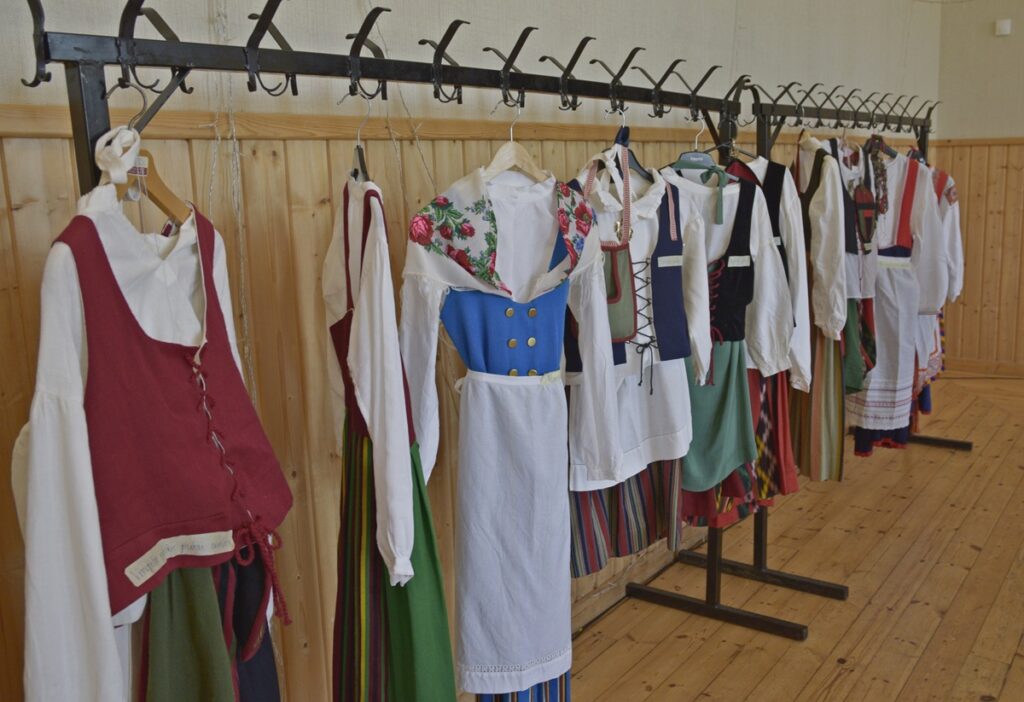 Kuva 4 kansallispuvut