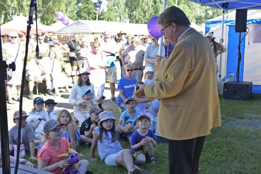 Lapset ja aikuiset ihmettelivät taikurin touhuja: Al Dante ratkoi yleisön sekoittaman rubikin kuution kädenkäänteessä.
