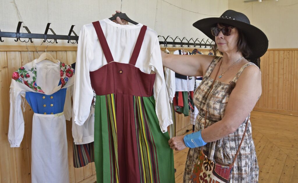 Kuva 5 kansallispuvun esittelijä