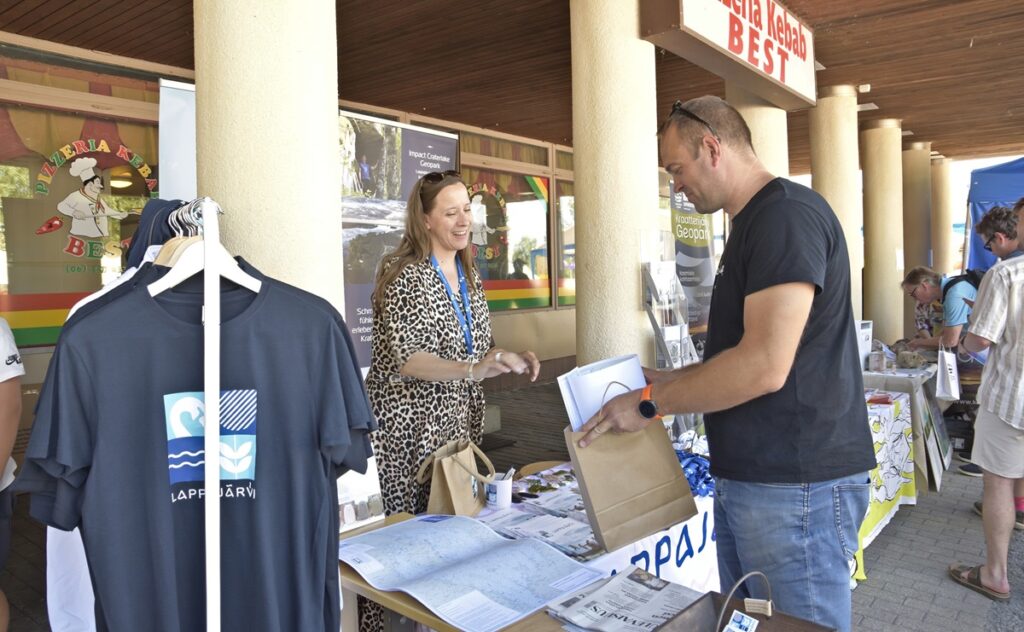 Kunnantalon edustalla Lappajärven kunnan, JPYP:n ja Kraatterijärvi Geoparkin tuotteet, esitteet ja kartat kiinnostivat markkinaväkeä.