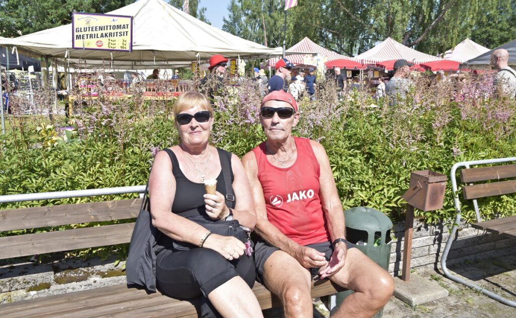 –Täällä on hyvä tunnelma. Amia pysäytetään koko ajan, kun täällä tapaa niin paljon kavereita, kertoo Soile ja Ami Melleri.