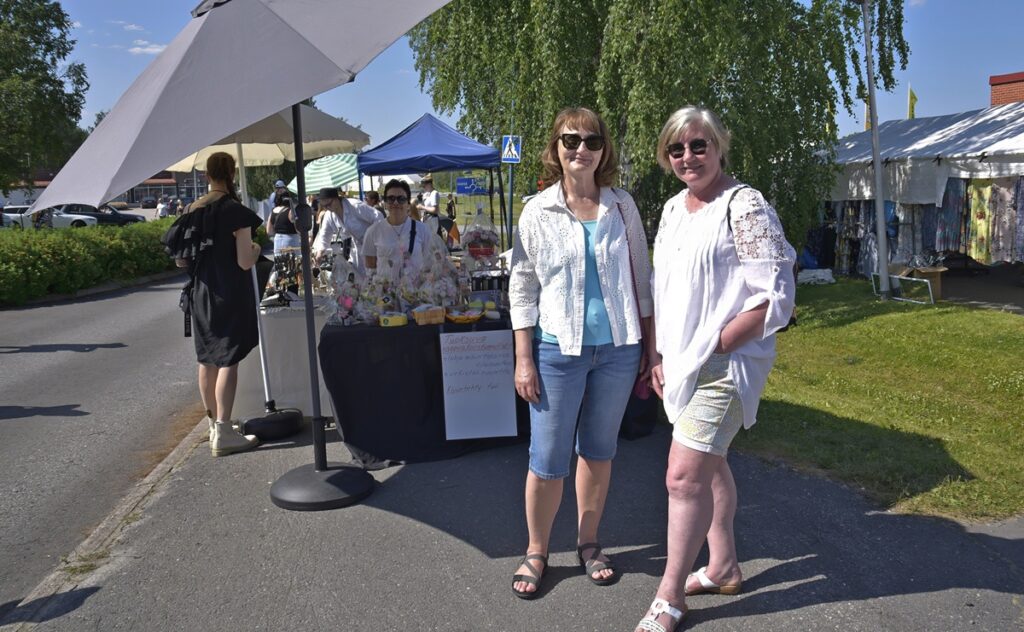 Kirsti Honkalehto (oik.) ja Leena Lahtinen olivat lähteneet kesäpäivän viettoon markkinoille. –Tämä on mukavaa kesätekemistä.