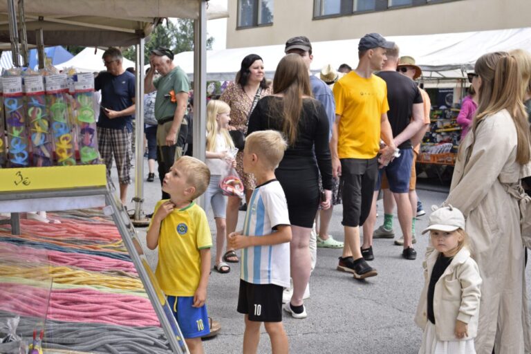 Lakut ja muut herkut tekivät kauppansa myös viime vuoden markkinoilla, jolloin rikottiin kävijäennätyksiä.