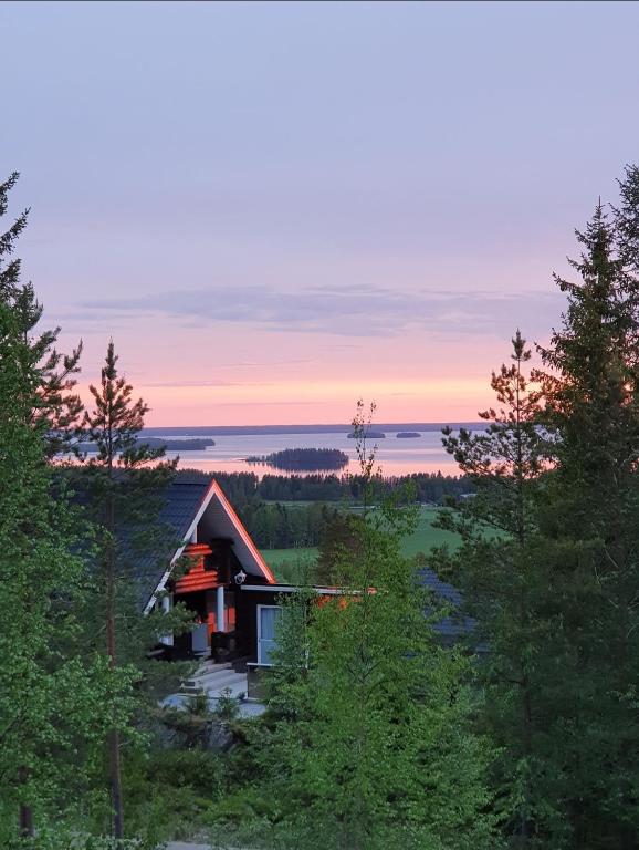 Lakeaharjun iltataivas hämmästyttää kerta kerran jälkeen.