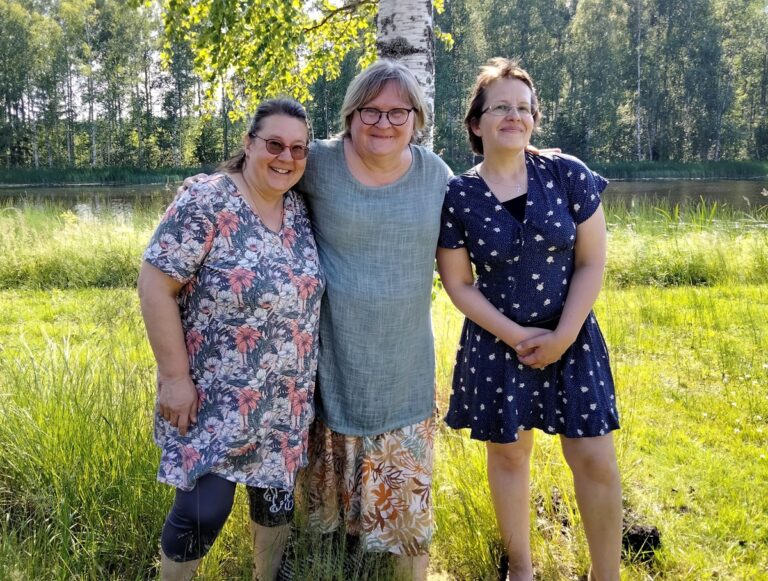 Tapahtuman puuhanaiset Anu Rinne, Päivi Kultalahti ja Outi Ikonen toivottavat kaikki tervetulleiksi nautiskelemaan kesäisestä päivästä Uittomieskämpälle.