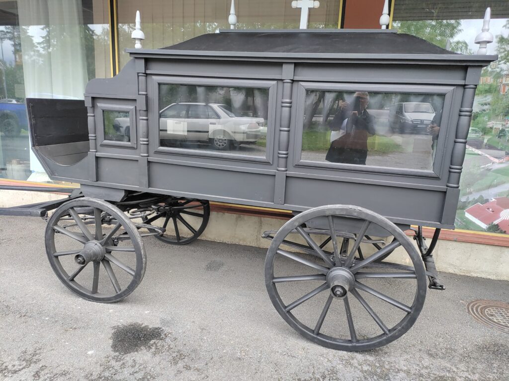 Ruumisvaunut uudessa asussaan. Vaunut olivat niin huonossa kunnossa, että suurin osa rakenteista oli tehtävä kokonaan uusiksi.