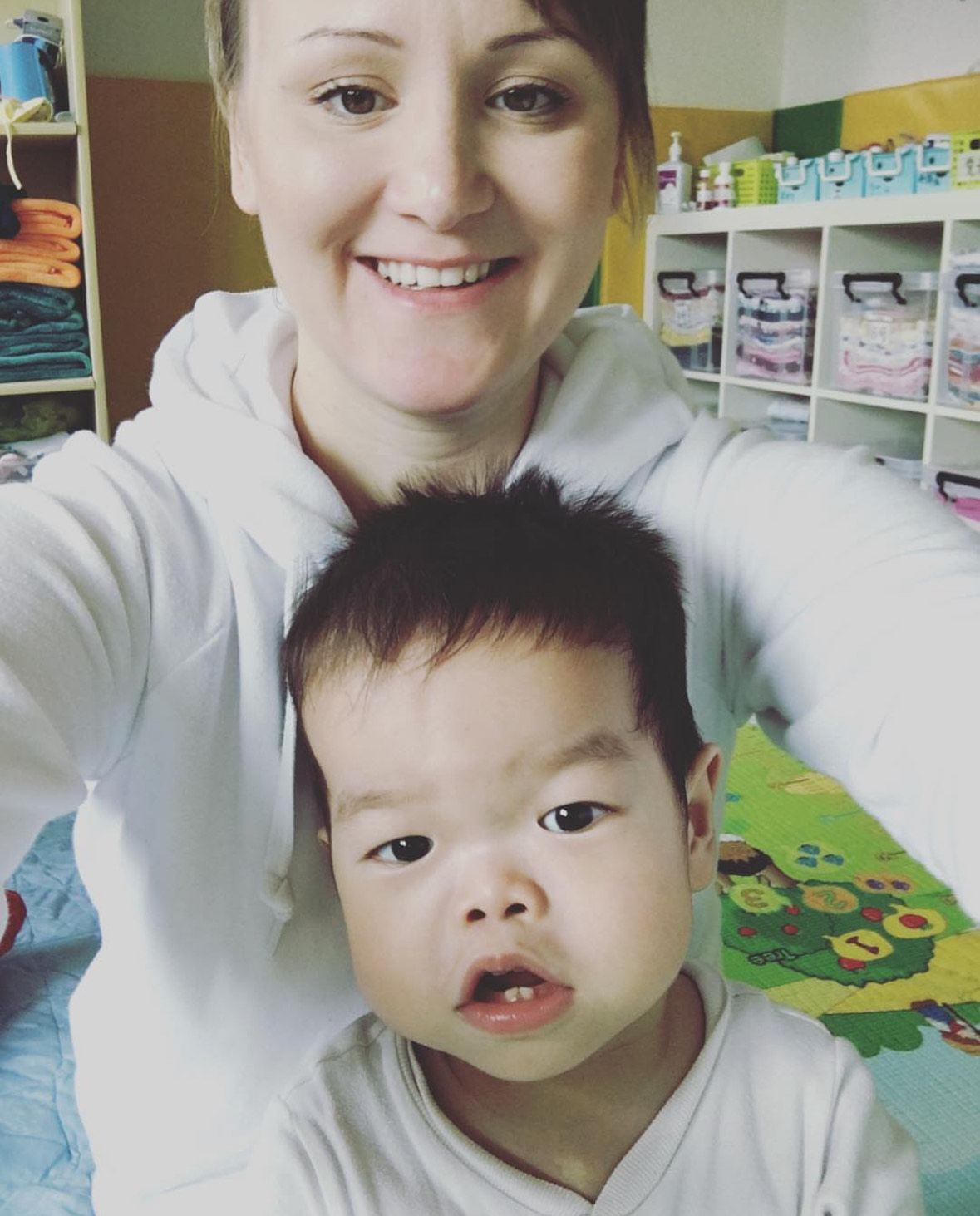 Maarit Lassila Healing Home -orpokodissa Kiinassa. Kuvat: Maarit Lassila