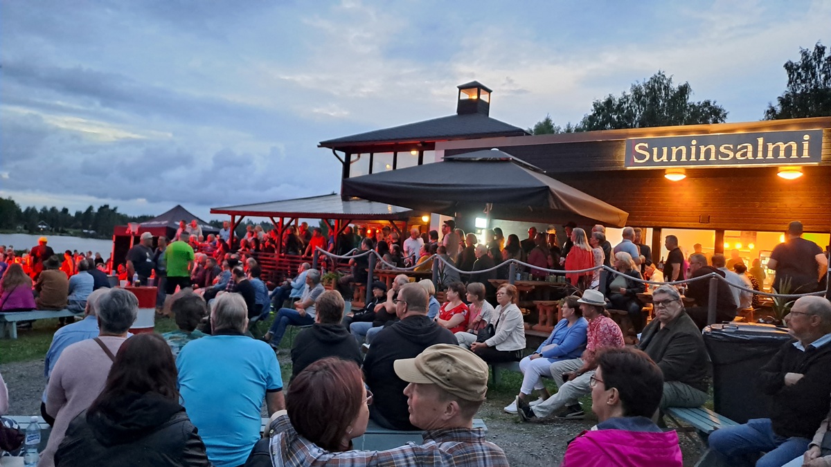 ´Tunnelmaa viime vuodelta Suninsalmi soi –tapahtumassa illan jo hieman hämärtyessä. Kuva: Riitta Mäenpää.