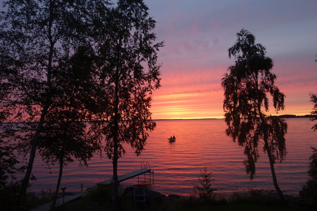 Toisinaan järvi on kuin sulaa laavaa.