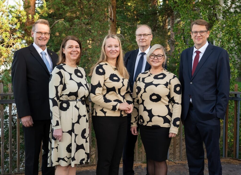 Kuusi eteläpohjaista Osuuspankkia ovat nyt OP Järvi-Pohjanmaa. Toimitusjohtajana toimii Juha Mäki (vas.) Kuvassa myös Berit Kangasaho Vimpelin Osuuspankista, Marja Tukeva Laihian Osuuspankista, Veli-Jussi Haapala Lehtimäen Osuuspankista, Suvi-Katariina Kangastie Kuortaneen Osuuspankista ja Matti Mäkinen Alajärven Osuuspankista. Kuva: Järvi-Pohjanmaan Osuuspankki.