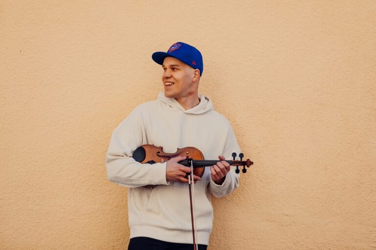 Pekka Niemi loihtii yhdellä viululla massiivisia orkesterikokonaisuuksia. Keikkasetti on kevyt, kun viulu kulkee käsimatkatavaroissa mukana. Kuva: Lili Nissilä.