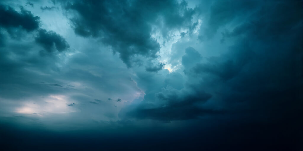 Vuodenaikaan nähden harvinaisen voimakas matalapaine ylittää Suomen perjantain kuluessa