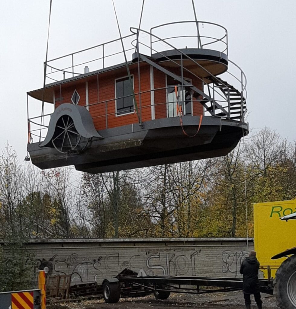 6 000 kilon saunalautta nousee kuljetusalustalle.