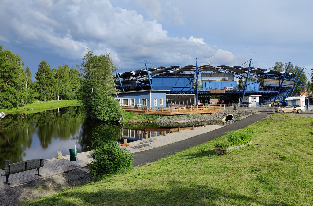 Ottelun isäntinä toimivat Lastenklinikoiden Kummit ry. ja Järviseudun Sanomat. 