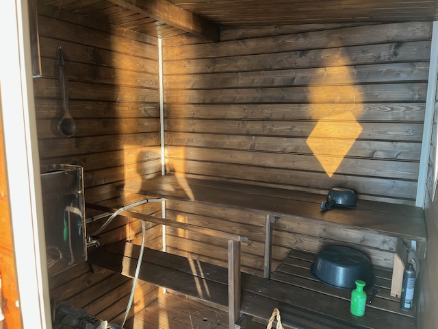 Tokihan sauna kuuluu kesään, vaikka ollaankin vesillä.