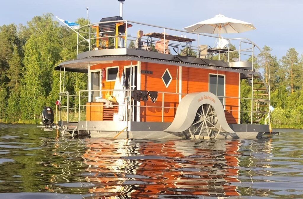 Esa Kumpulan saunalautta on upea ilmestys Evijärvellä.