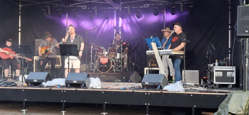 Illan mittaan lavalle nousi kaikkiaan kuusi bändiä. Yksi niistä oli Pietu & The Babyfaces. Etenkin solisti Pietu Korpi-Käkelä sai yleisöltä kehuja.