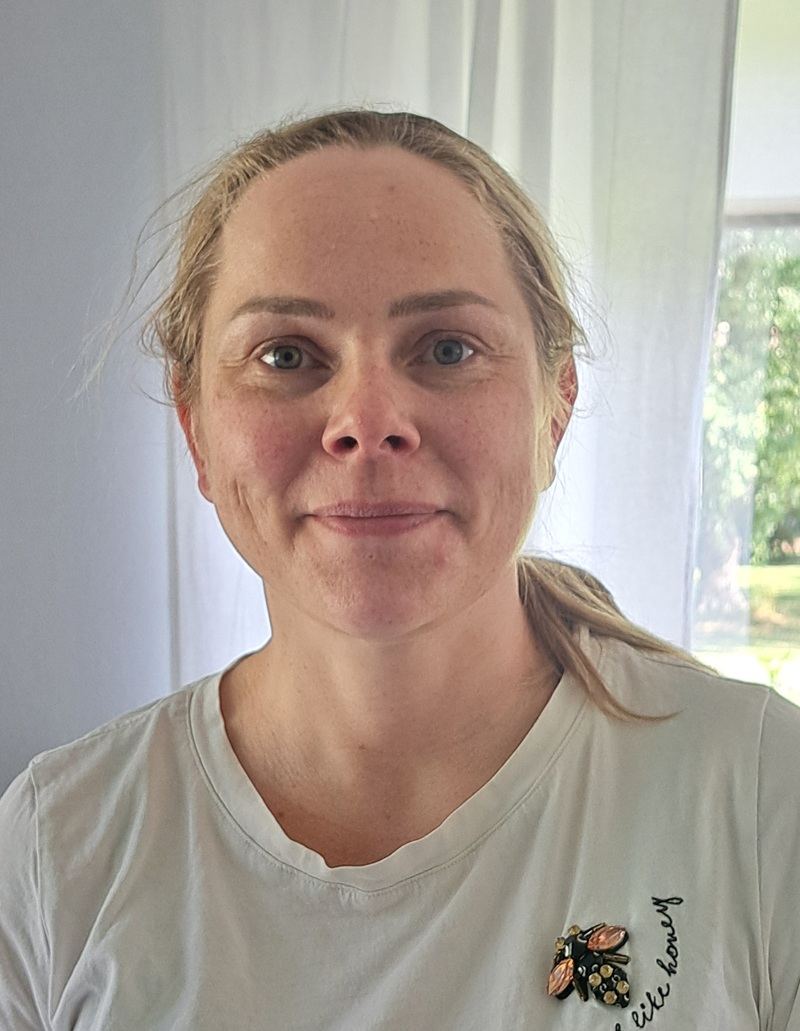 Jalkahoitajan työtä tehdessä olen miettinyt, miksen hypännyt jo aikaisemmin. Jaloissa on akupunktiopisteitä ja moni kokee hoidon niin miellyttävänä, että nukahtaa sen aikana, sanoo Teija Ohvo.