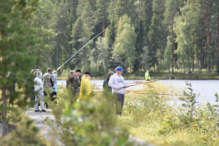 Soinin koululaiset pääsivät kalaan valtakunnallisen kalastuspäivän merkeissä.