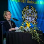 Sari Essayah heittää avausheiton Luoma-ahon uudella frisbeegolfradalla 20241123 7iv07064