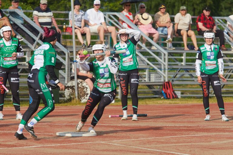 Emma Mustosen repertuaariin kuuluu tällä hetkellä kaikki mahdollinen kahvanäpeistä läpilyönteihin. Kuva: Tero Siivola.