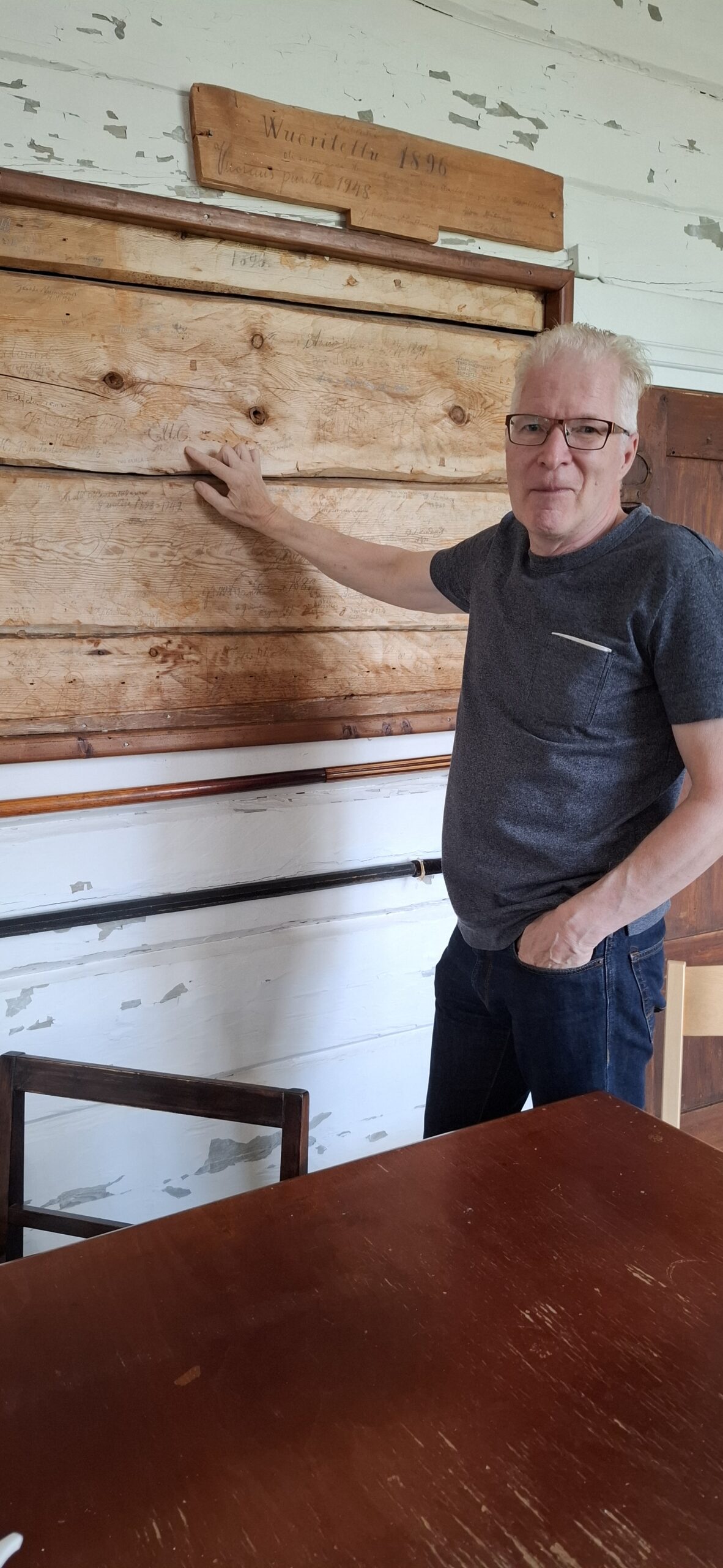 Tässä se on, C.U.C., ensimmäinen sakastin seinään tehty nimikirjoitus. Heikki Honkola on bongannut seinästä niitä noin 150. Osa näkyy niin himmeänä, että erottamiseen tarvitaan todella kirkasta kohdennettua valoa. 