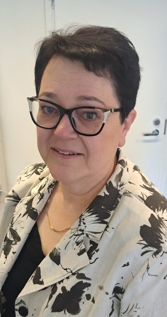 Yrityksen perustaminen oli keino työllistää itsensä maaseudulla ja liikkeelle lähdettiin ihan oikeasti autotalliyrityksenä, kertoo Tuula Viita-aho, jonka toimisto nykyään on Lappajärven keskustassa.