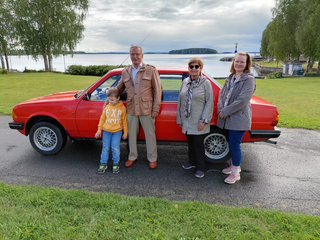 Kuvan autosta se kaikki alkoi! Auto päätyi Marjalle aikoinaan poikkeuksellista reittiä pitkin, se nimittäin oli palkintovoitto Yves Rocherin arvonnasta. Taina Kangas on 42-vuotiaan auton toinen omistaja. Auton edessä Kiito Torkko (vas.) Kiito Anttila, Marja Anttila ja Taina Kangas.