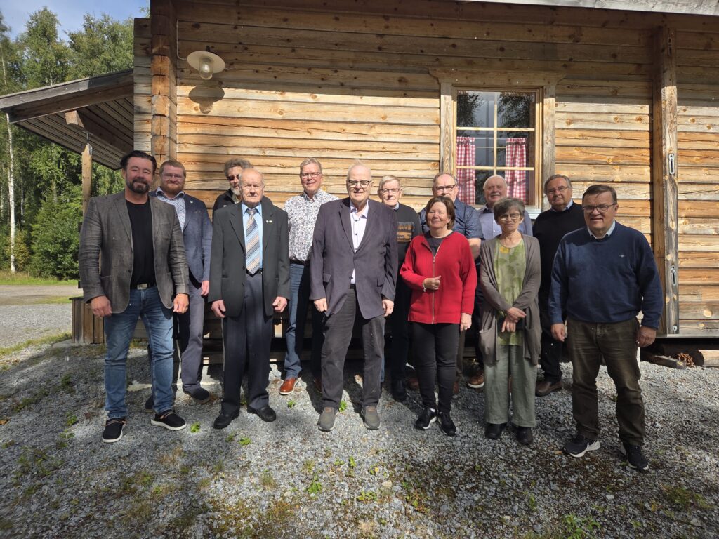 Kuvan oikeassa etulaidassa puheenjohtaja, korkeakouluneuvos Tapio Varmola ja vasemmassa etulaidassa neuvosseuran hallituksen sihteeri, opetusneuvos Mika Kamunen.