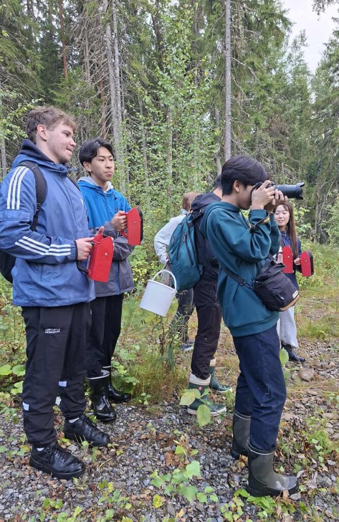 Kamerat olivat mukana myös marjaretkellä.