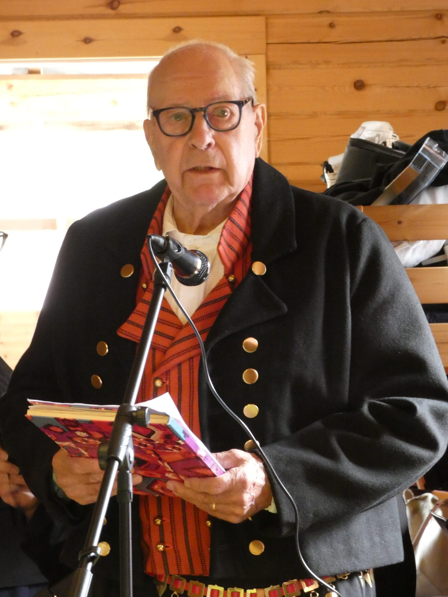 Evijärvi-Seuran puheenjohtaja Ilmari Sulkakoski kertoi ylpeänä, että olemme seuran omissa tiloissa, jotka olemme talkoovoimin itse rakentaneet.