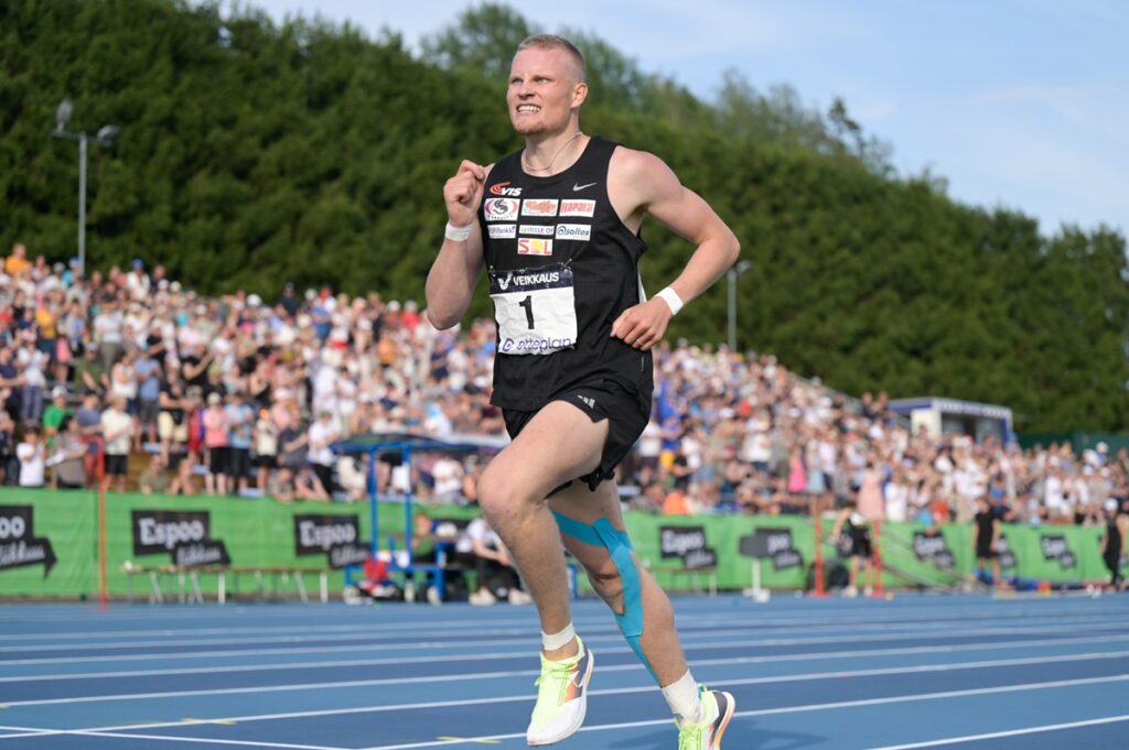 Tarmo Savola otteli Ruotsi-ottelussa. Arkistokuva: Savolalta.