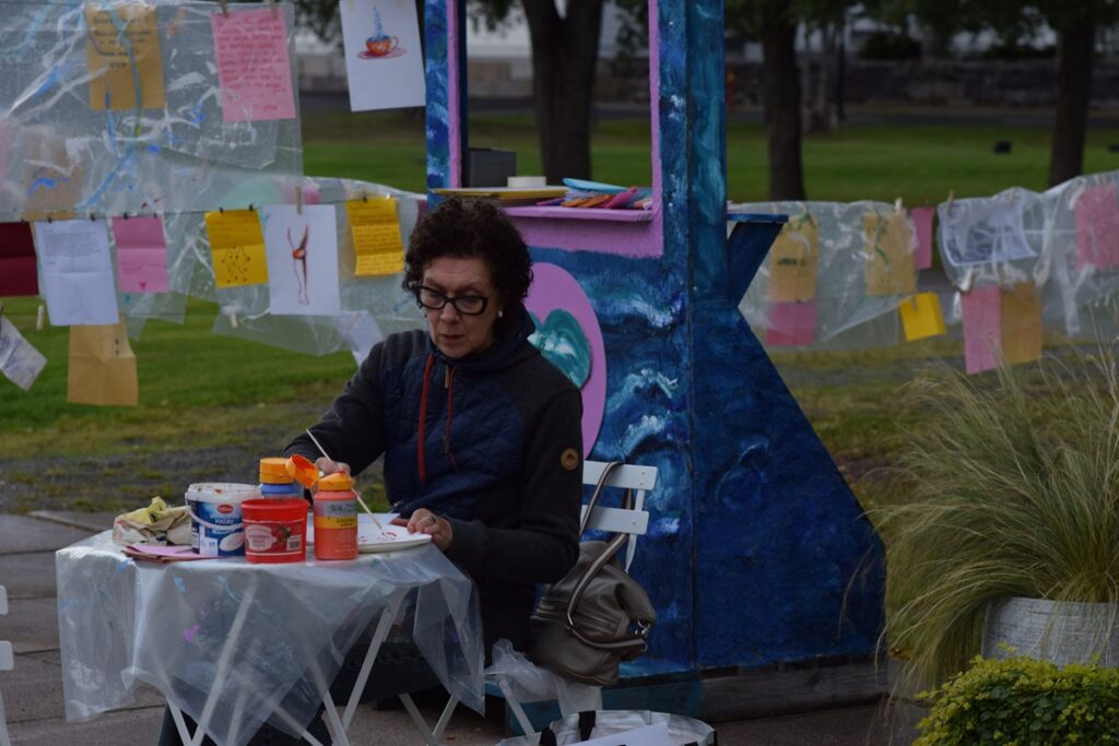 Avajaisissa pääsi maalaamaan rakkautta brasilialaisen residenssitaiteilijan Kelyne Reisin kanssa