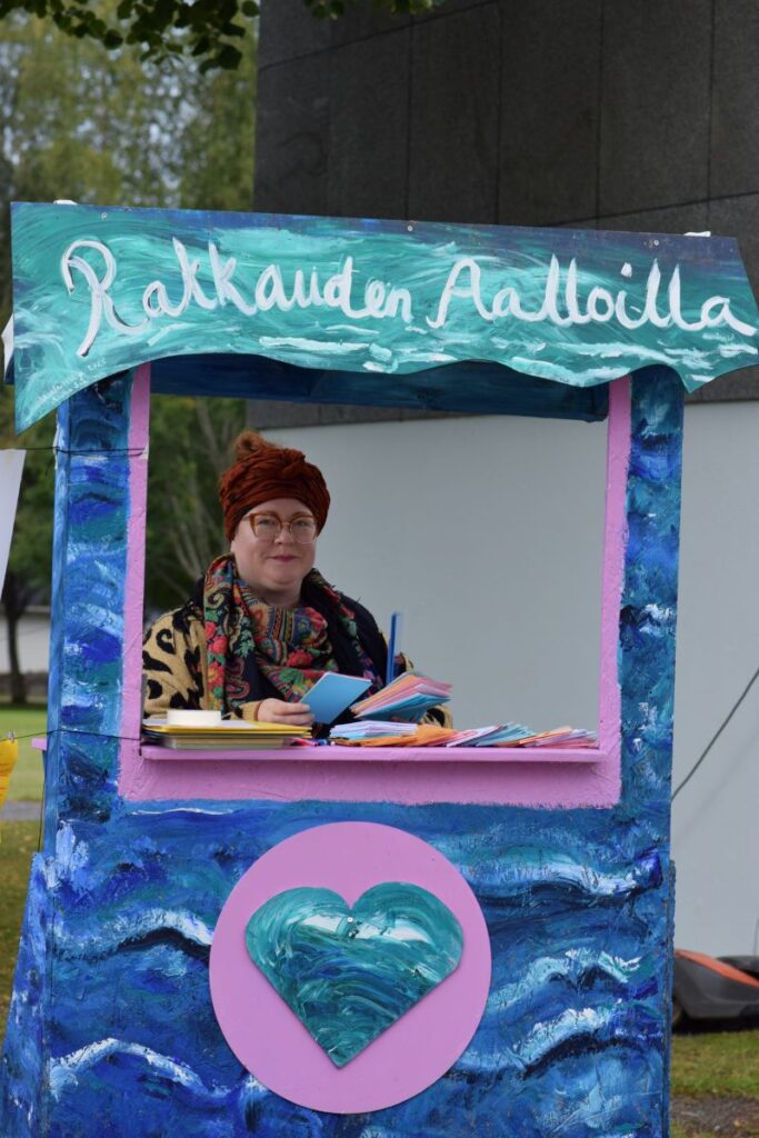 Kesätaiteilija Minttu Saarisen rakkauskioski houkutteli hehkuvin värein ja liehuvin lipuin.